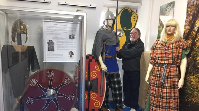 Der Vorsitzende des Militärhistorischen Museums, Joachim Erbe, neben einem Keltenkrieger im neuen Ausstellungsraum. FOTO: WALZ