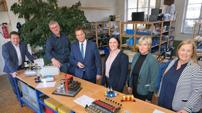 Minister Peter Hauk (Dritter von links) besucht die Römersteiner Hydraulik-Firma Wolf. Mit dabei sind (von links) der Landtagsab