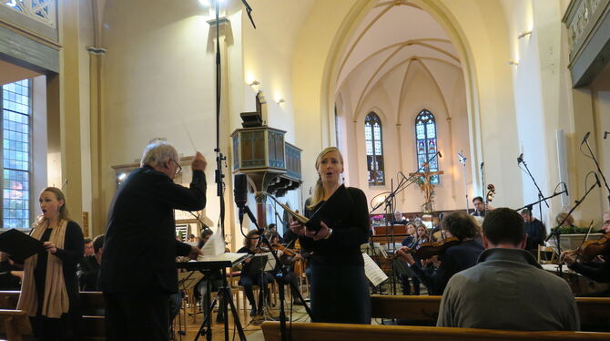Frieder Bernius und Franziska Bobe, eine der beiden Sopran-Solistinnen.  FOTO: KNAUER