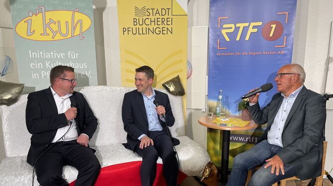 Pfullingens Bürgermeister Stefan Wörner (von links) und Tobias Bernecker vom Zweckverband Regionalstadtbahn Neckar-Alb diskutier