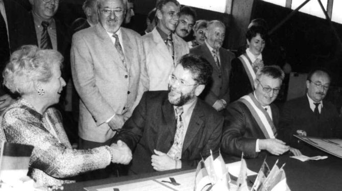 Die Partnerschaftsurkunde ist unterzeichnet. Gemeinsam freuen sich (von links) Laure Desforges, St. Johanns früherer Bürgermeist