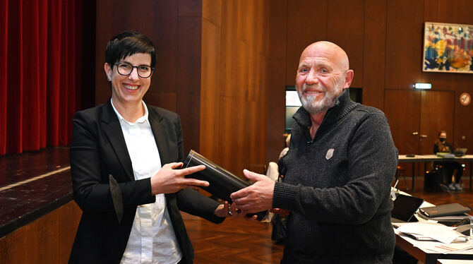 Eine Dose Stadtwein zum Abschied: Oberbürgermeisterin Carmen Haberstroh und Uwe Noppel im Gemeinderat.  FOTO: PIETH
