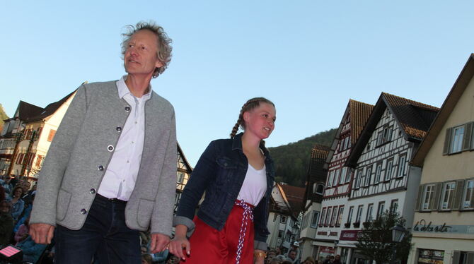 Roland Scheu und Lea Gross sind als Mitglieder des Schäferreigens – Scheu ist der »Oberschäfer« – mit dem Schäferlauf bestens ve