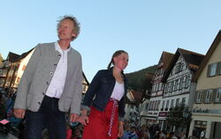 Roland Scheu und Lea Gross sind als Mitglieder des Schäferreigens – Scheu ist der »Oberschäfer« – mit dem Schäferlauf bestens ve