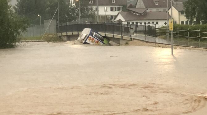 Wo sonst auf dem Supermarktparkplatz Autos stehen, ist der Fluss Echaz in Wannweil über die Ufer getreten. FOTO: FEUERWEHR