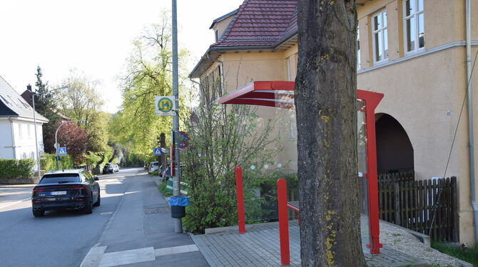 Mit Wartehäuschen und ohne Stufe beim Ein- und Ausstieg: Wie an der Gemeindehalle sollen bald alle Haltestellen aussehen. FOTO: