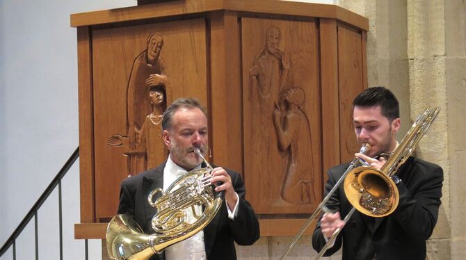 Moderator und Hornist Andreas Binder und Posaunist Alexander Steixner.  FOTO: STRÖHLE