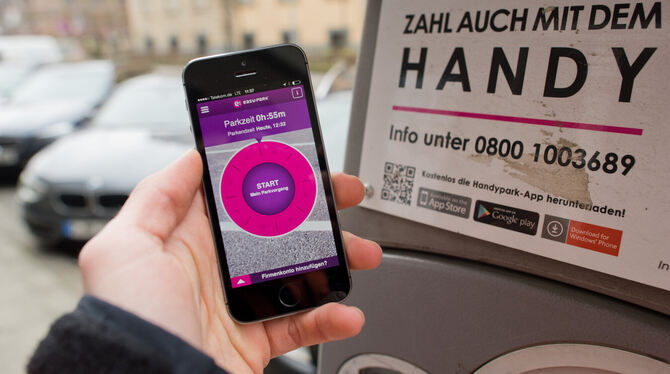 Ob auf dem Parkplatz, im Einkaufscenter oder im Hofladen: In der Schweiz bezahlen immer mehr Menschen mit der Twint-App.  FOTO:
