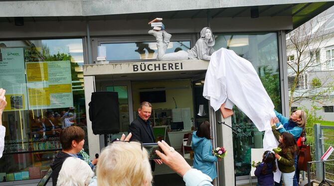 Elise, die Figur auf dem Eingang der Eninger Bücherei, wurde am Samstag feierlich enthüllt, ein Aktionstag folgte zur Freude zah