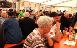 Im Festzelt des Rock- und Bockbierfests des TuS Honau am Wochenende herrschte gute Stimmung.  FOTO: LEIPPERT