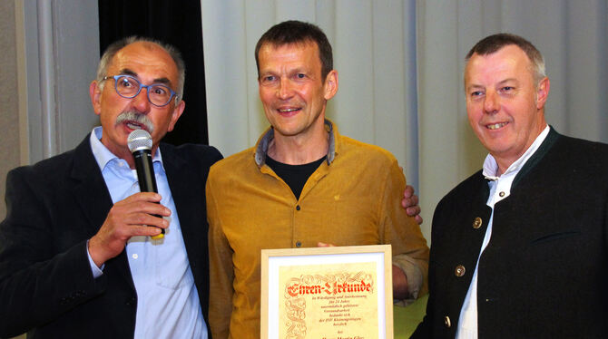 Ehrenvorstand Ulrich Kaufmann (von links) ernannte Martin Gloz zu seinem Ehrenvorstandskollegen, Jörg Betz (rechts) gratulierte. Ehrenvorstand Ulrich Kaufmann (von links) ernannte Martin Gloz zu seinem Ehrenvorstandskollegen, Jörg Betz (rechts) gratulierte.