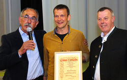 Ehrenvorstand Ulrich Kaufmann (von links) ernannte Martin Gloz zu seinem Ehrenvorstandskollegen, Jörg Betz (rechts) gratulierte.