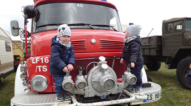 Matthias und Leonie wollen zur Feuerwehr.