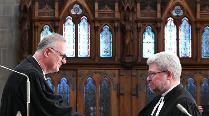 »Reiche mir deine rechte Hand«: Der evangelische Landesbischof Frank Otfried July (links) verpflichtet den neuen Reutlinger Präl »Reiche mir deine rechte Hand«: Der evangelische Landesbischof Frank Otfried July (links) verpflichtet den neuen Reutlinger Präl