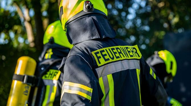 Einsatzkräfte der Feuerwehr in Schutzkleidung