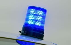 Ein Blaulicht leuchtet auf einem Einsatzwagen der Polizei