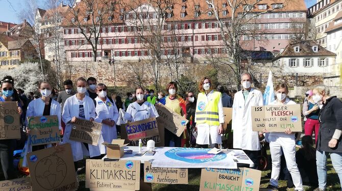 Health For Future vor der Kulisse der Tübinger Neckarfront: Carmen Ring, Meike Goerlich, Carmen Goerlich, Klaus Wild, Jana Zierl Health For Future vor der Kulisse der Tübinger Neckarfront: Carmen Ring, Meike Goerlich, Carmen Goerlich, Klaus Wild, Jana Zierl