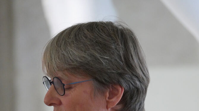 Eindringlich, mit  leiser Stimme: Eva Christina Zeller bei ihrer Buchvorstellung im Römersaal des Tübinger Schlossmuseums.  FOT