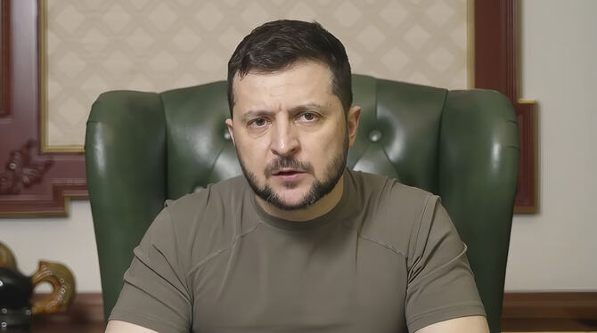 Bunker-Büro, Militär-Outfit, Augenkontakt: Der ukrainische Präsident Wolodymyr Selenskyj präsentiert sich in Videobotschaften al