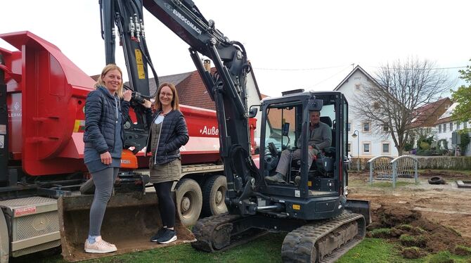Jetzt geht’s los am Hülbenplatz: Julia Heinzelmann (links) und Sarah Hermann freuen sich über den Baustart. FOTO: PRIVAT Jetzt geht’s los am Hülbenplatz: Julia Heinzelmann (links) und Sarah Hermann freuen sich über den Baustart. FOTO: PRIVAT