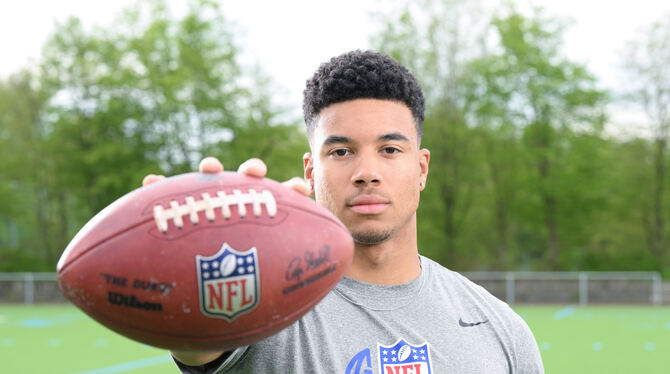 Der deutsche Football Spieler Marcel Dabo auf dem Trainingsgelände beim Stadion an der Kreuzeiche in Reutlingen.