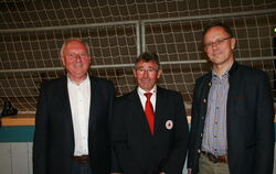 Siegfried Mahler (von links), Präsident des DRK-Kreisverbands, verabschiedete den bisherigen Ortsvereinsvorsitzenden Franz Schwe