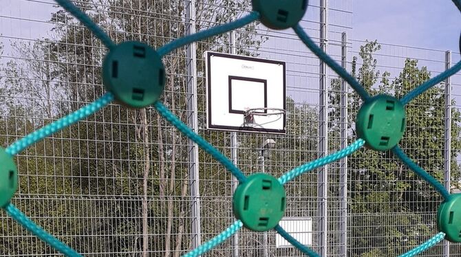 Neues stabiles dickseiliges Tornetz, aber nur ein einziger karger Basketballkorb ohne Netz: Am Bolzplatz Kehnerweg in Neuhausen