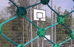 Neues stabiles dickseiliges Tornetz, aber nur ein einziger karger Basketballkorb ohne Netz: Am Bolzplatz Kehnerweg in Neuhausen 