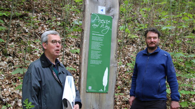 Gedicht des Jahres 2022: Thomas Braun, der Leiter des Uracher Kulturreferats (links) mit Ralf Failenschmid, dessen Gedicht "Urac