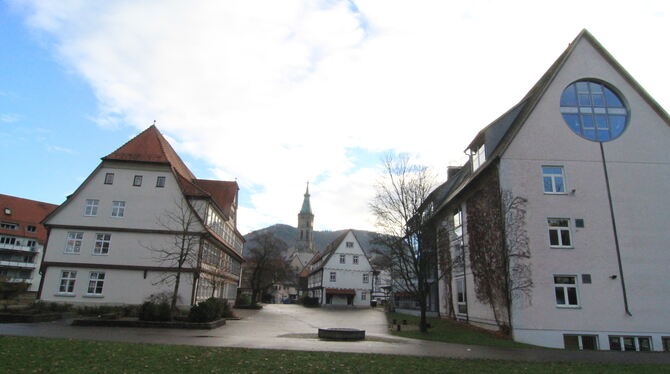 Die Uracher Barbara-Gonzaga-Gemeinschaftsschule, im Hintergrund die Spitalschule und die Amanduskirche. Durch das Schulgelände f