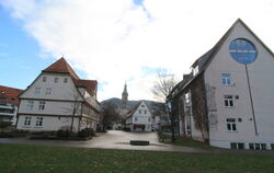Die Uracher Barbara-Gonzaga-Gemeinschaftsschule, im Hintergrund die Spitalschule und die Amanduskirche. Durch das Schulgelände f