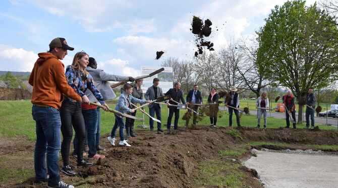 Viele tatkräftige Menschen griffen am Montag in der Gomaringer Haydnstraße zum Spaten: Dennis Ilgner, Maria-Yvette Asal, Kwabena