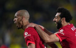Feiern den Finaleinzug: Fabinho (links) und Mohamed Salah.  FOTO: MAGMA/WITTERS