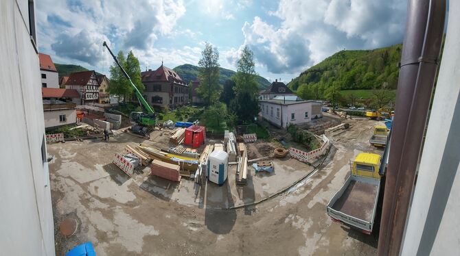 Die große Dimension der Dreiachtelkanal-Baustelle erschließt sich beim Blick vom Haus des Tourismus. Links hinter dem grünen Kra