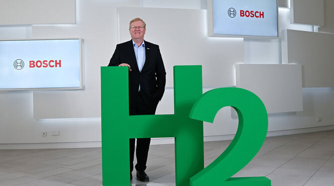 Stefan Hartung, Vorsitzender der Geschäftsführung von Bosch, vor einem H2 (Wasserstoff)-Logo.  FOTO: WEISSBROD/DPA