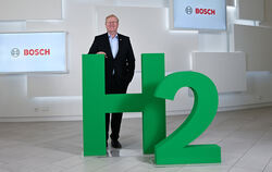 Stefan Hartung, Vorsitzender der Geschäftsführung von Bosch, vor einem H2 (Wasserstoff)-Logo.  FOTO: WEISSBROD/DPA 