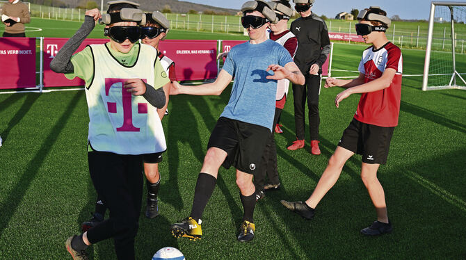 Hat keine Ahnung, wo der Ball ist: GEA-Redakteur Denis Raiser (Mitte) im Blindenfußball-Spiel mit der Sonnenbühler C-Jugend.
