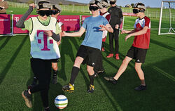 Hat keine Ahnung, wo der Ball ist: GEA-Redakteur Denis Raiser (Mitte) im Blindenfußball-Spiel mit der Sonnenbühler C-Jugend. 