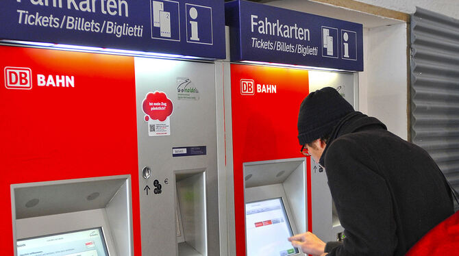 Neun Euro einwerfen und losfahren: Auch das manchmal verzwickte Kartenkaufen wird drei Monate lang einfach. FOTO: NIETHAMMER Neun Euro einwerfen und losfahren: Auch das manchmal verzwickte Kartenkaufen wird drei Monate lang einfach. FOTO: NIETHAMMER