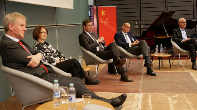 Podiumsdiskussion in Reutlingen (von links): Professor Hans-Peter Burghof, Evelyn Gebhardt, Felix Kuhnert, Daniel Stelter und Pr