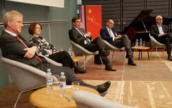 Podiumsdiskussion in Reutlingen (von links): Professor Hans-Peter Burghof, Evelyn Gebhardt, Felix Kuhnert, Daniel Stelter und Pr