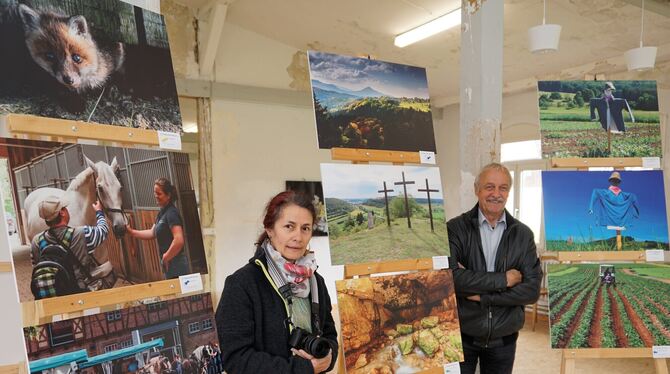 Zwei der 18 Fotografen, Emilia Horpácsi und Helmut Kober, die derzeit im BT 24 im Albgut in Münsingen ausstellen.  FOTO: LENK