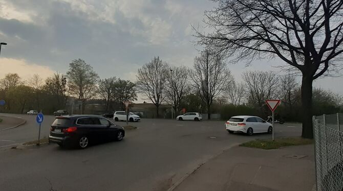 Eine Bedarfsampel soll Bewohnern aus dem Gebiet um die Einsteinstraße das Einbiegen in die Rommelsbacher Straße /L 378 a (hinten