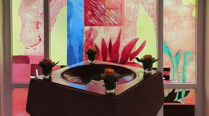 Das neue Tauffenster in der Franziskuskirche Pliezhausen.