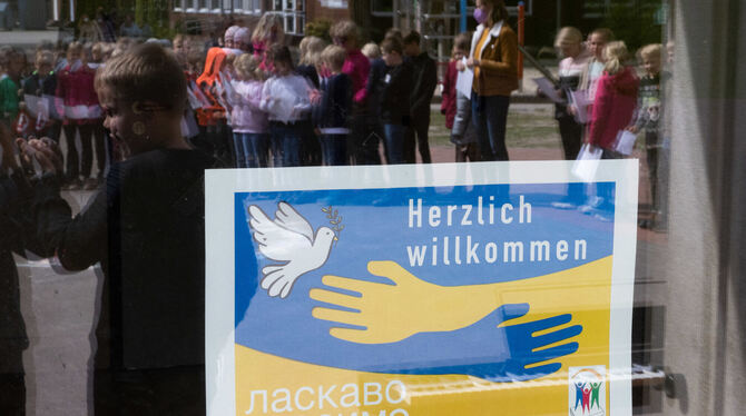 »Herzlich willkommen«: Mit diesem Schild werden die ukrainische Flüchtlinge begrüßt. FOTO: GENTSCH/DPA
