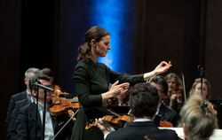 Ließ sich von dem Tumult um die Tschaikoswky-Absage nicht beirren: Oksana Lyniv mit dem Festspiel-Orchester.  FOTO: PFISTERER