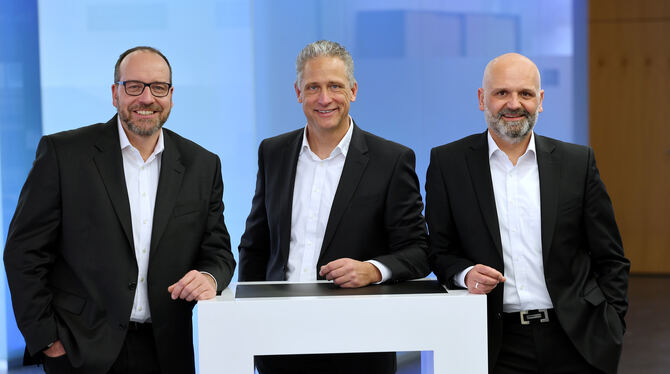 Die Vorstandsmitglieder Michael Stadelmaier (links) und Martin Schnitzler (Vorsitzender, Mitte) sowie Generalbevollmächtigter Da