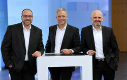 Die Vorstandsmitglieder Michael Stadelmaier (links) und Martin Schnitzler (Vorsitzender, Mitte) sowie Generalbevollmächtigter Da