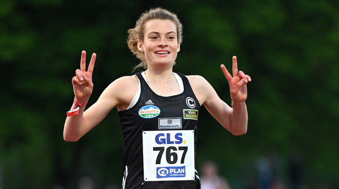 Ganz im Glück: Alina Reh aus Laichingen gewinnt am Samstagabend in Pliezhausen den deutschen Meistertitel über 10 0OO Meter.   F