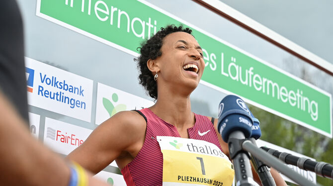 Gefragte Interviewpartnerin nach ihrem Doppel-Sieg in Pliezhausen: Maleika Mihambo.